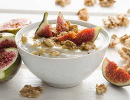 Griechisches Joghurt mit Honig, Feige und Walnuss Griechisches Joghurt mit Honig, Feige und Walnuss