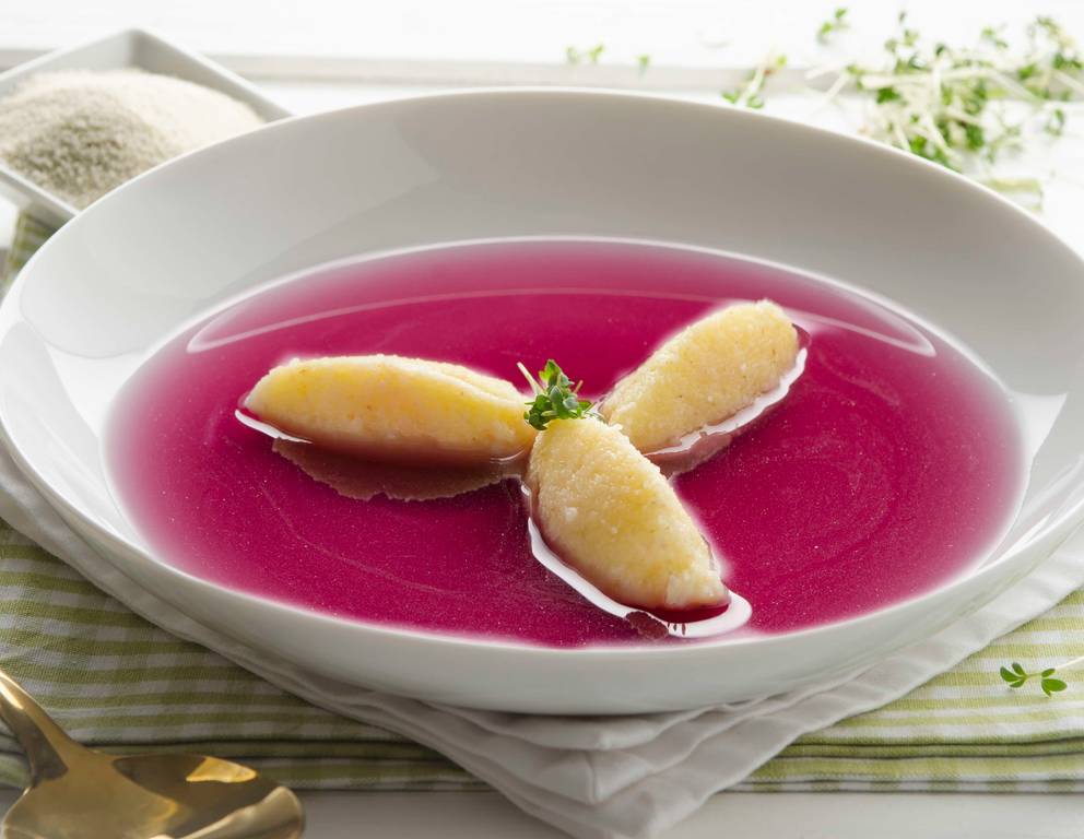 Klare Rotkrautsuppe mit Butter-Grießnockerl Klare Rotkrautsuppe mit Butter-Grießnockerl