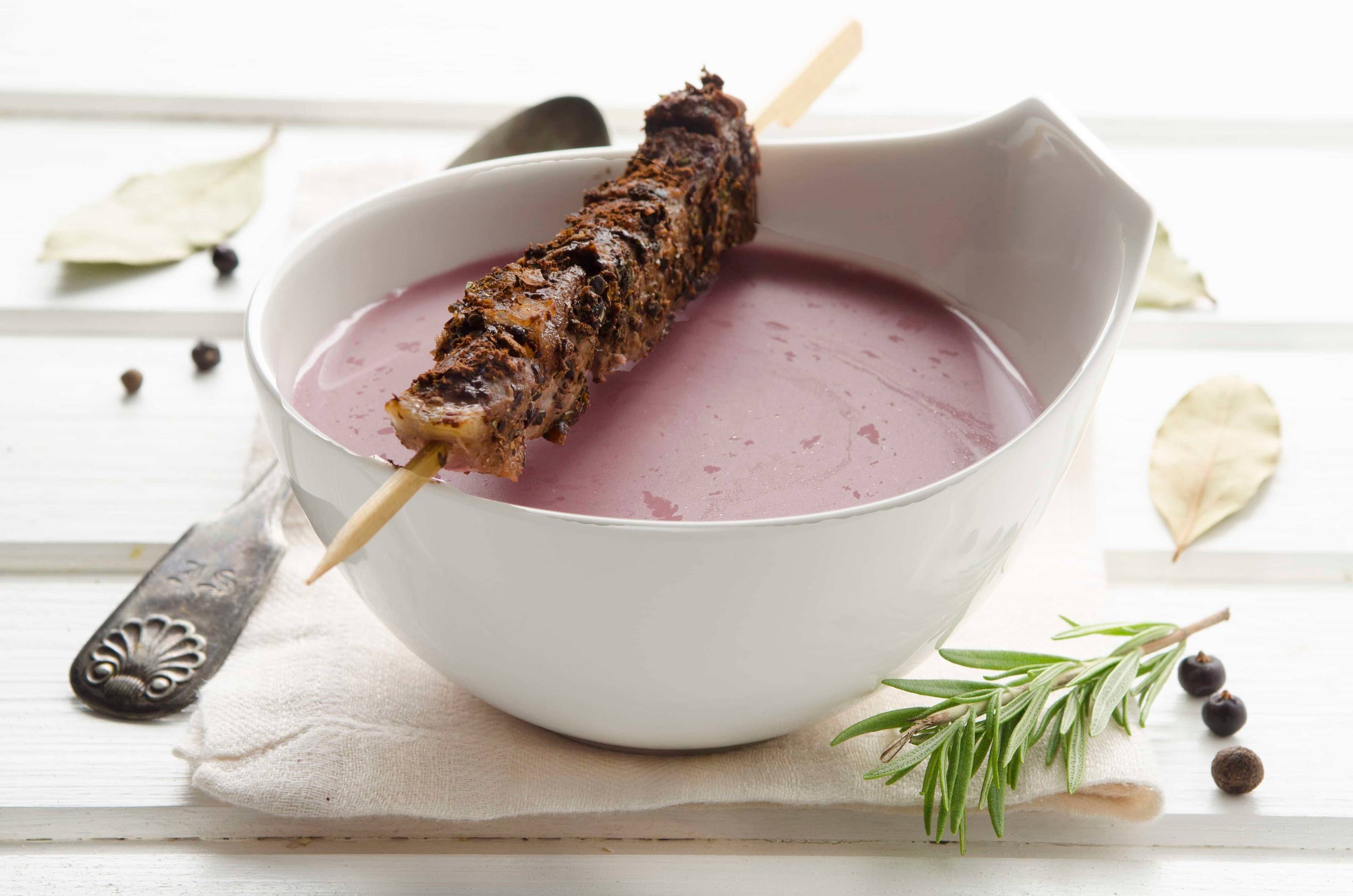 Rotkrautcremesuppe mit Rehspießen