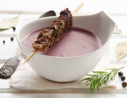 Rotkrautcremesuppe mit Rehspießen Rotkrautcremesuppe mit Rehspießen