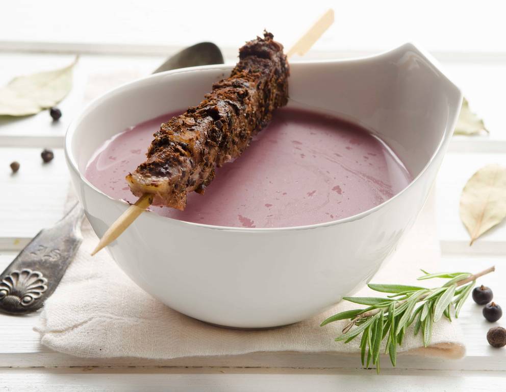 Rotkrautcremesuppe mit Rehspießen Rotkrautcremesuppe mit Rehspießen