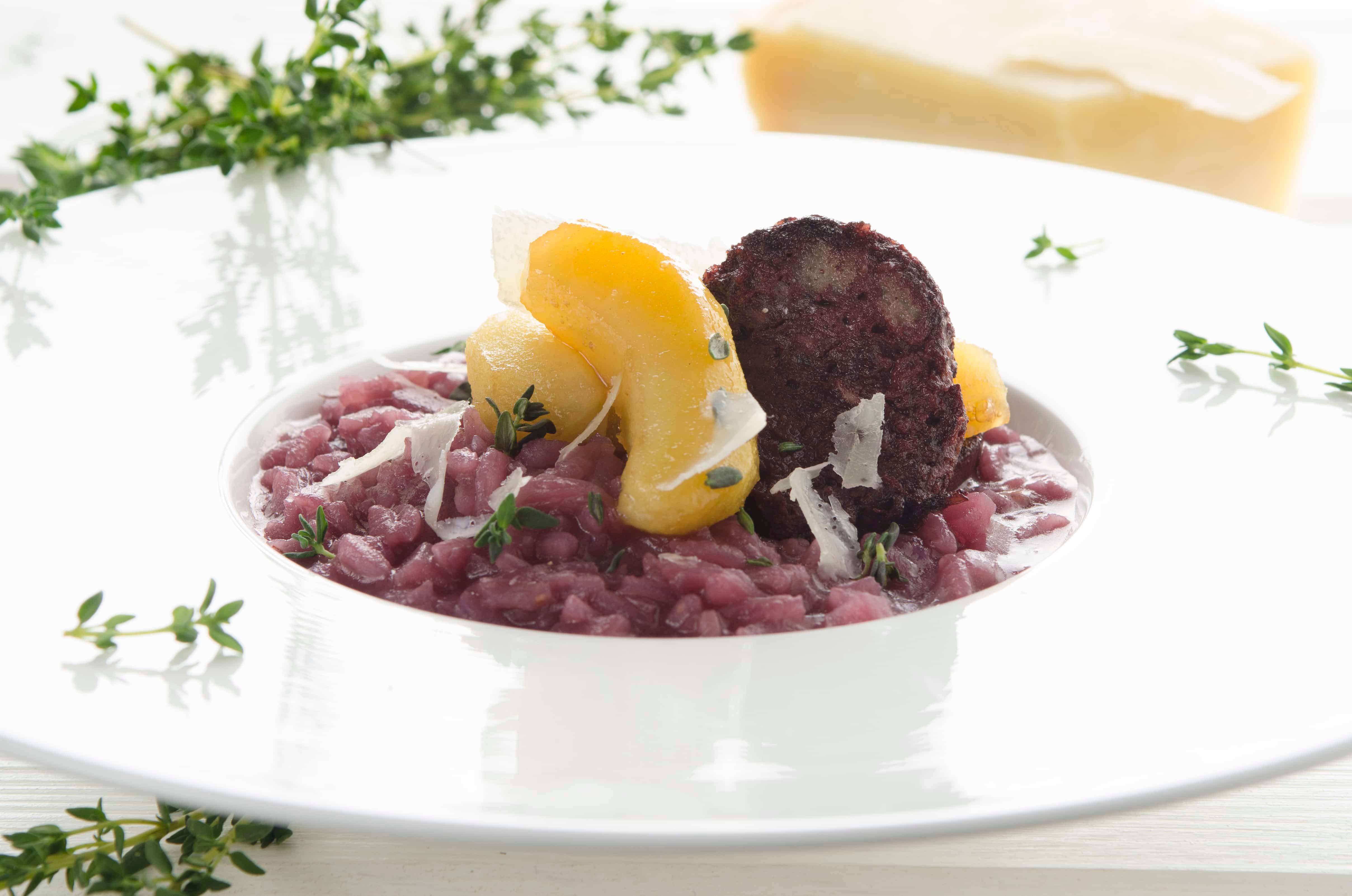 Rotkraut-Risotto mit Blunzen und glacierten Äpfeln