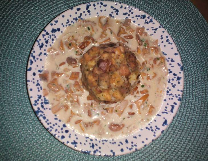 Eierschwammerlsauce mit Semmelknödel Eierschwammerlsauce mit Semmelknödel