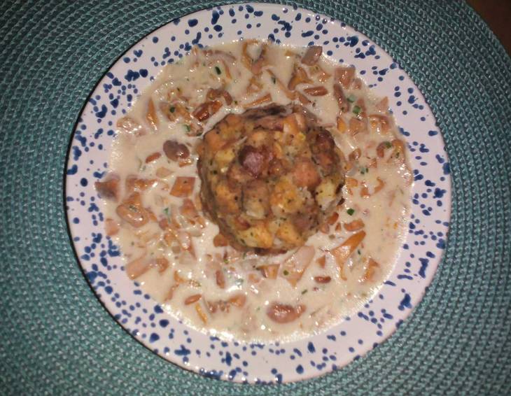 Eierschwammerlsauce mit Semmelknödel