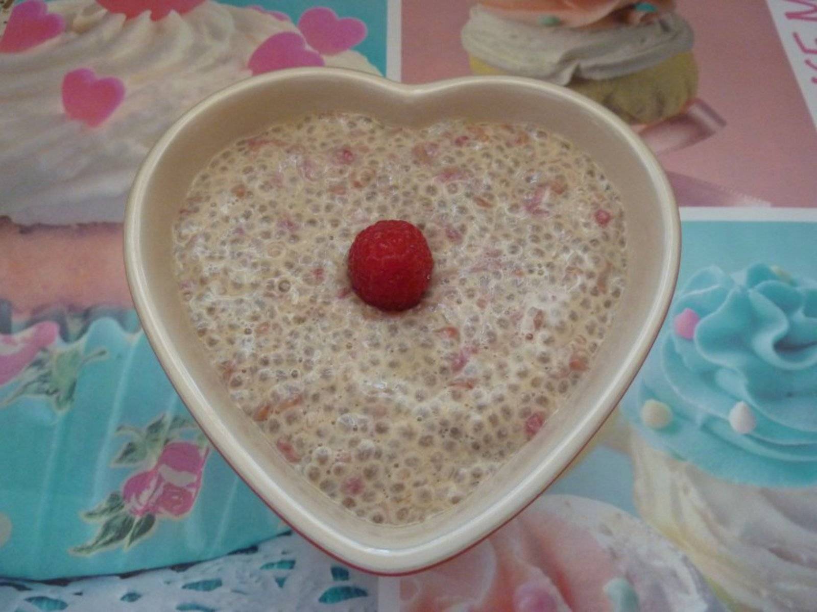 Vanille-Chia-Pudding mit Himbeeren