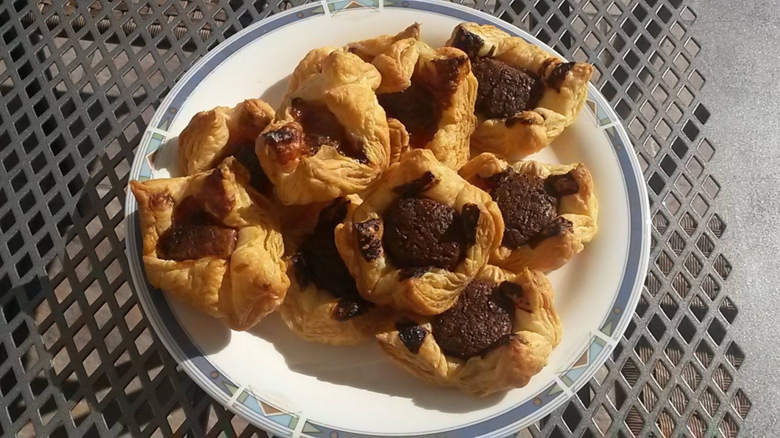 Blätterteig-Schoko-Ecken Rezept - ichkoche.de Blätterteig-Schoko-Ecken Rezept - ichkoche.de