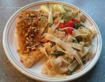 Currylachs mit Pinienkernen und Jungzwiebeln Currylachs mit Pinienkernen und Jungzwiebeln