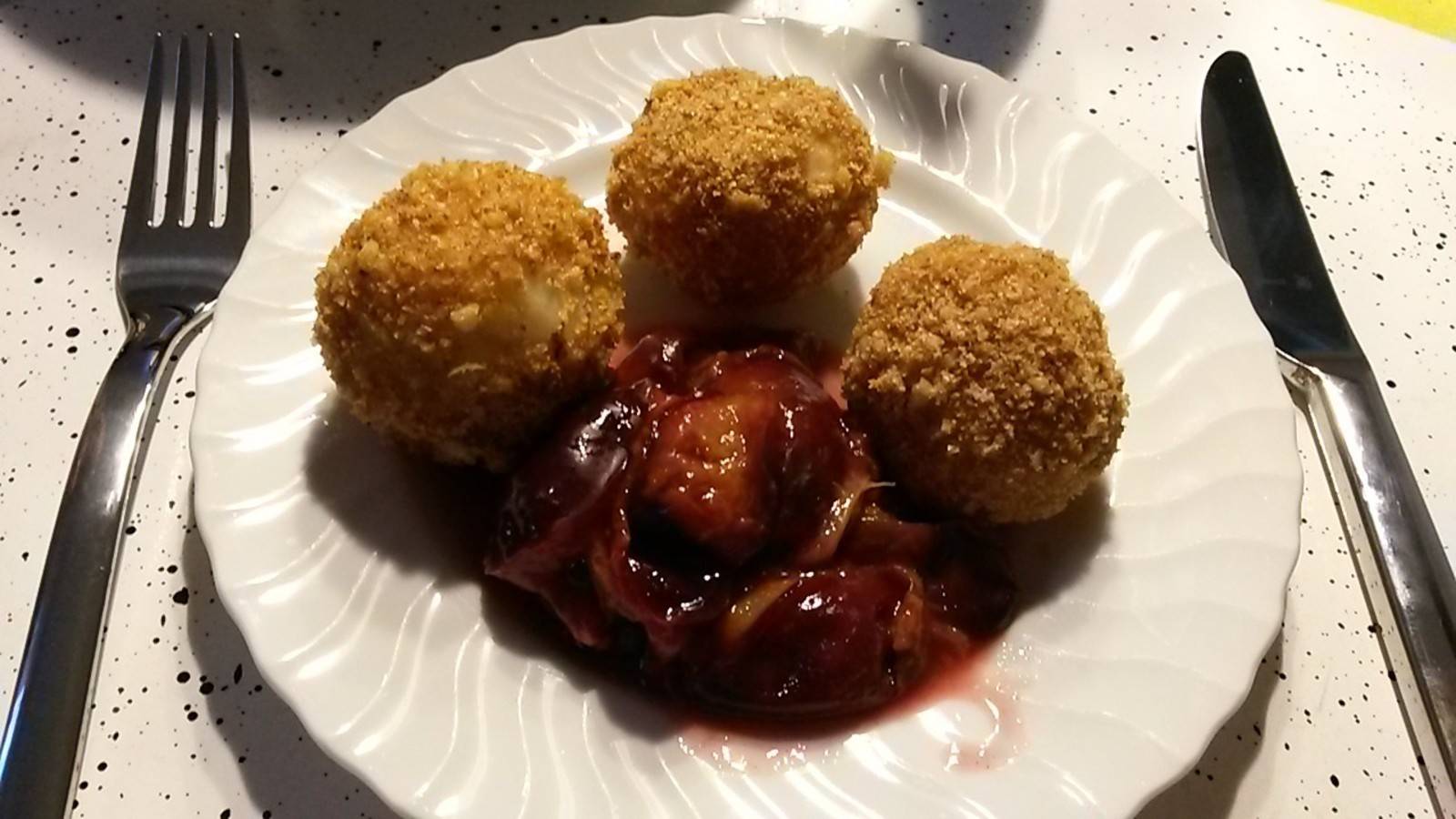 Topfenknödel mit Zwetschkenröster Rezept - ichkoche.de