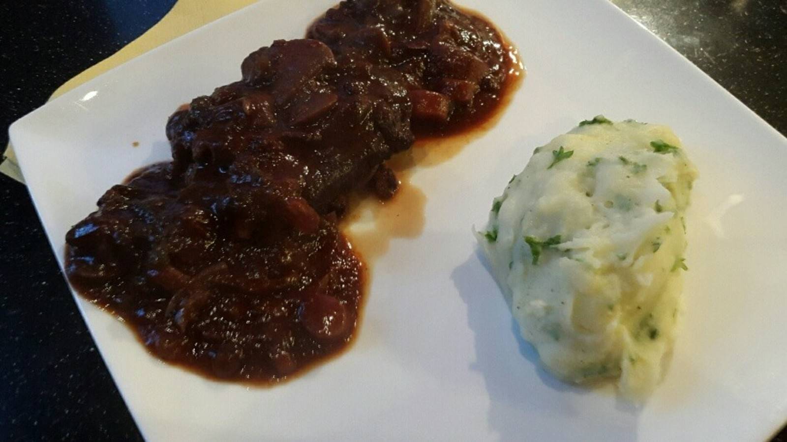 Boeuf Bourguignon mit Petersilien-Mousseline