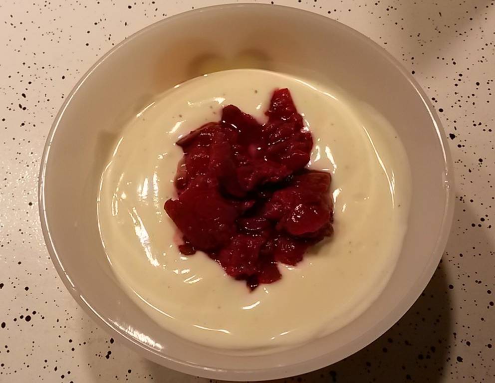 Joghurtcreme mit Dirndlröster Joghurtcreme mit Dirndlröster