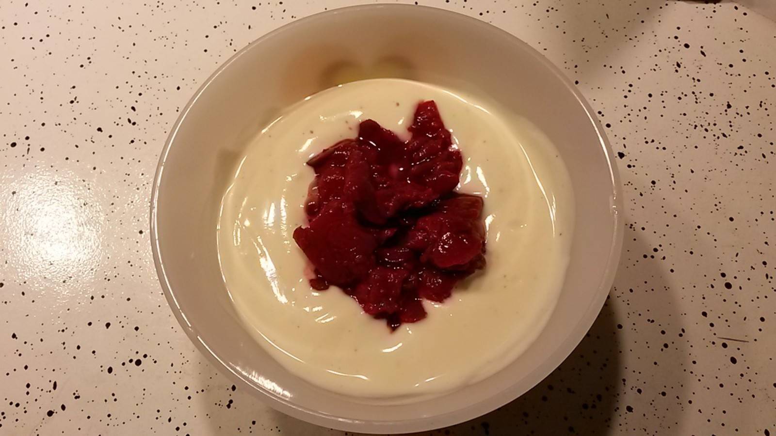 Joghurtcreme mit Dirndlröster Rezept - ichkoche.ch Joghurtcreme mit Dirndlröster Rezept - ichkoche.ch