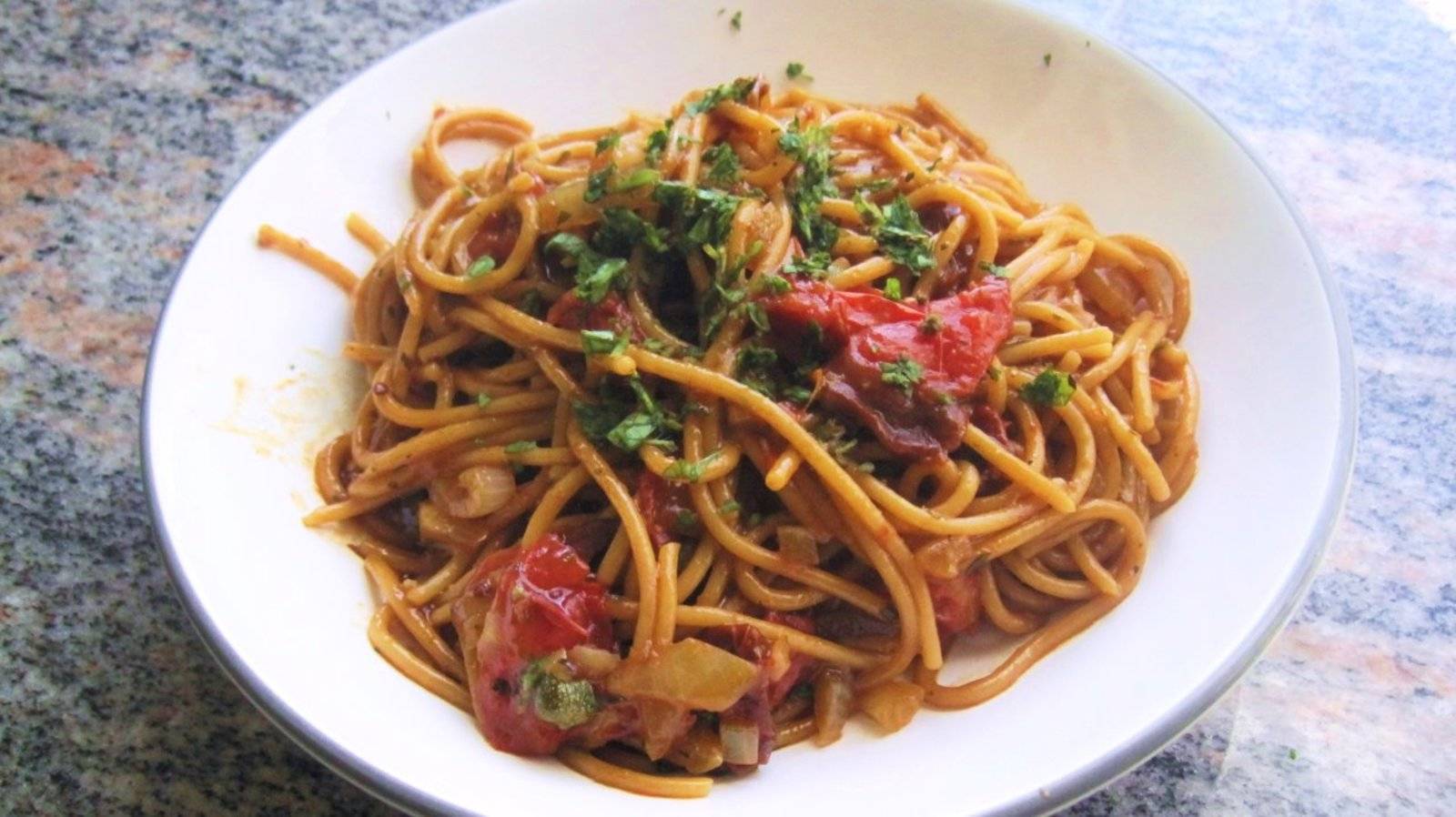 Spaghettieintopf alla puttanesca