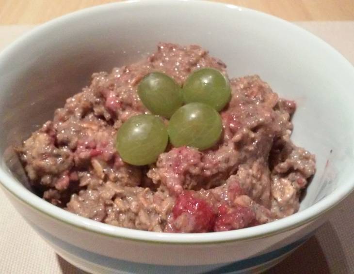Vanillemüsli mit Zwetschkenpüree, Himbeeren und Weintrauben Vanillemüsli mit Zwetschkenpüree, Himbeeren und Weintrauben