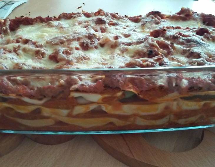 Kürbis-Bolognese-Lasagne mit Zucchinischichten Kürbis-Bolognese-Lasagne mit Zucchinischichten
