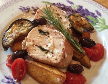 Gefüllte Hühnerbrust im Prosciutto-Mantel mit Bratkartoffeln und Auberginen Gefüllte Hühnerbrust im Prosciutto-Mantel mit Bratkartoffeln und Auberginen