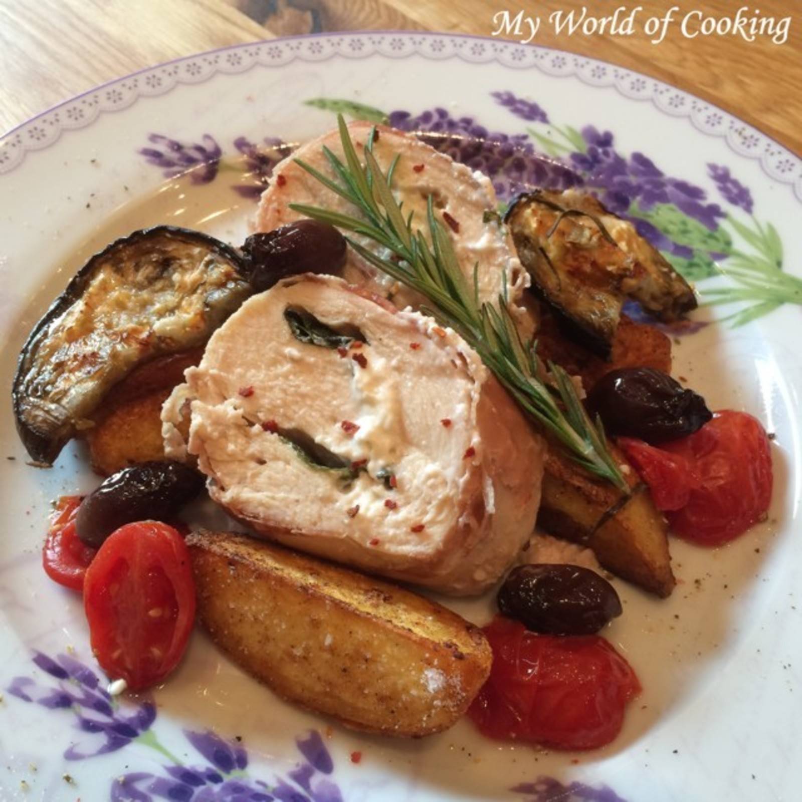 Gefüllte Hühnerbrust im Prosciutto-Mantel mit Bratkartoffeln und ... Gefüllte Hühnerbrust im Prosciutto-Mantel mit Bratkartoffeln und ...