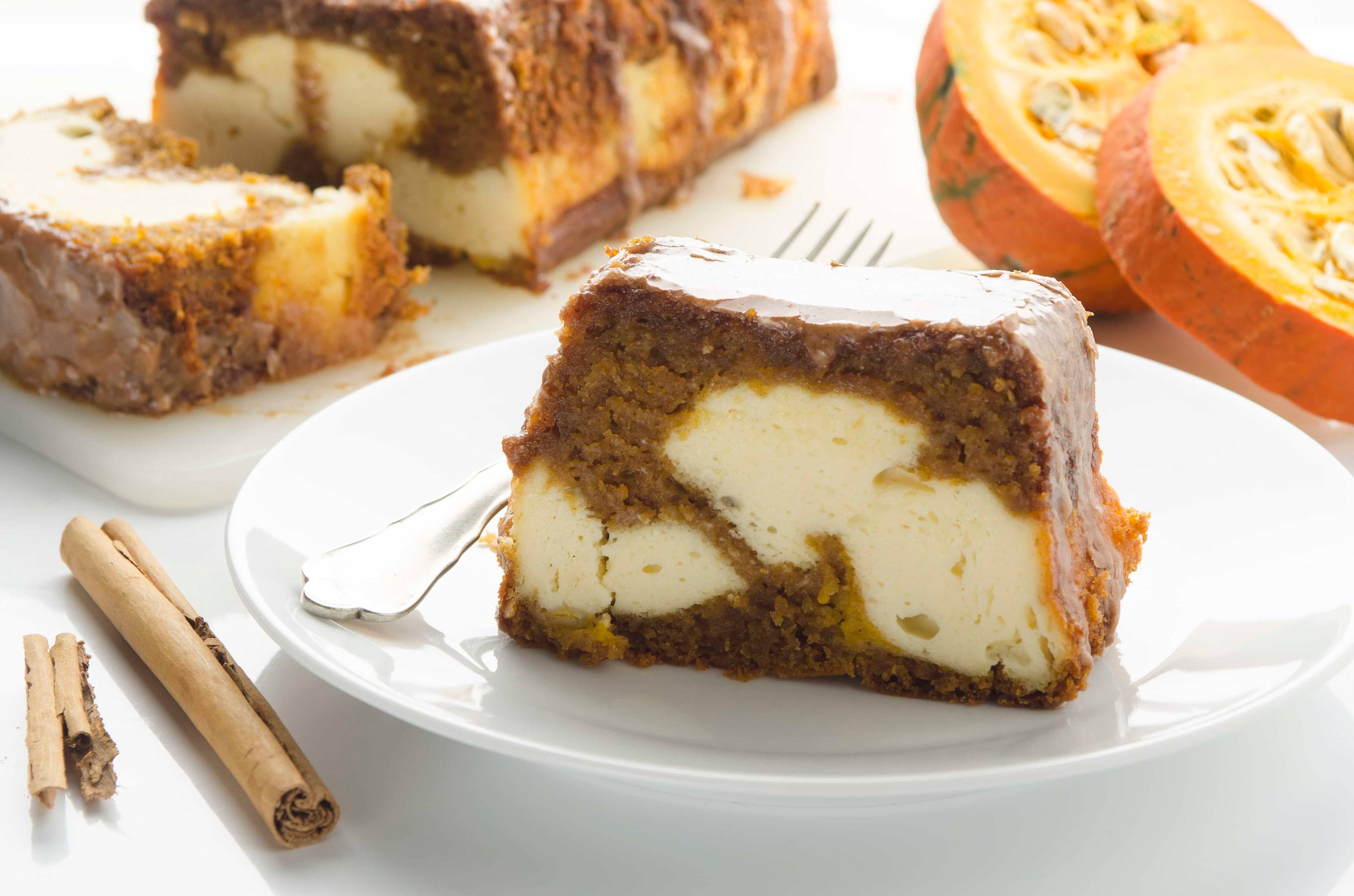 Saftiger Kürbiskuchen mit Frischkäsefüllung
