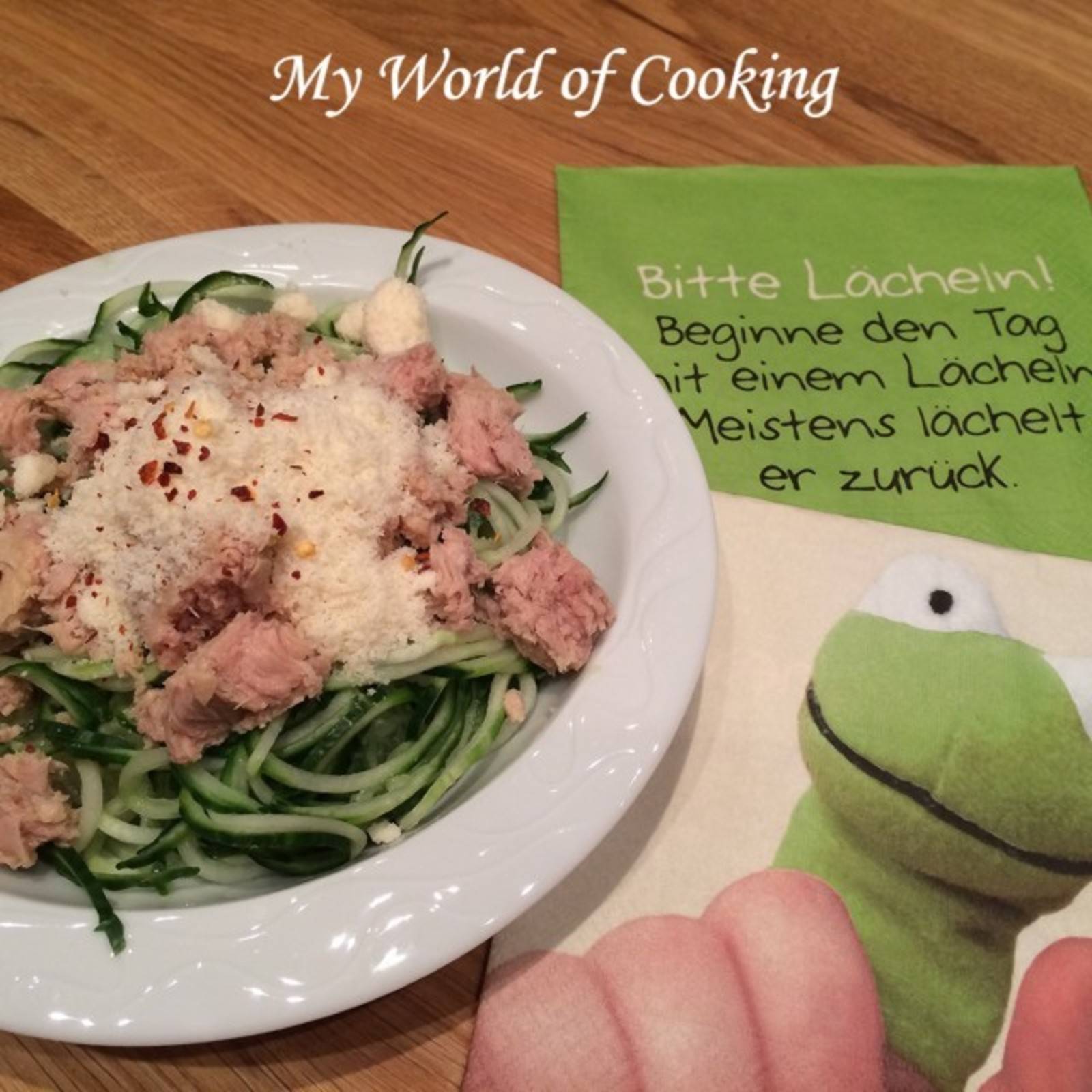 Zoodles von der Gurke mit Thunfisch und Parmesan