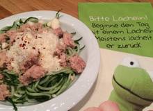 Zoodles von der Gurke mit Thunfisch und Parmesan