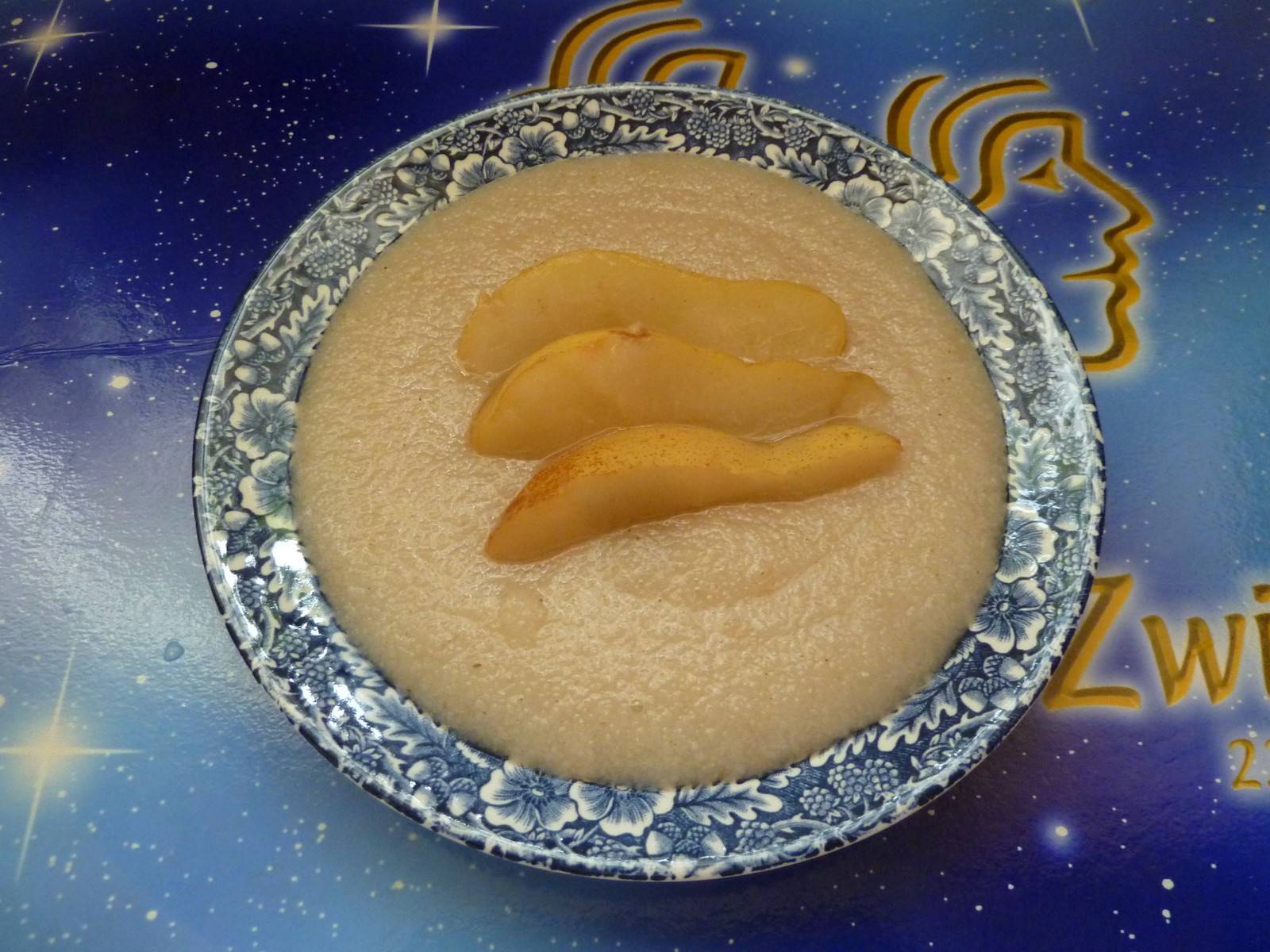 Grießbrei mit Birne