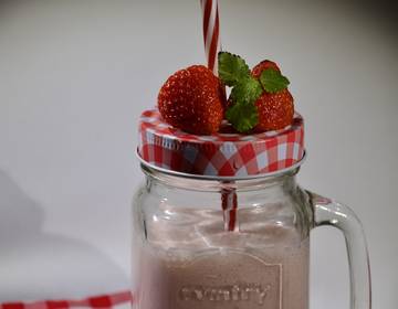 Erdbeermilch mit weißer Schokolade Erdbeermilch mit weißer Schokolade