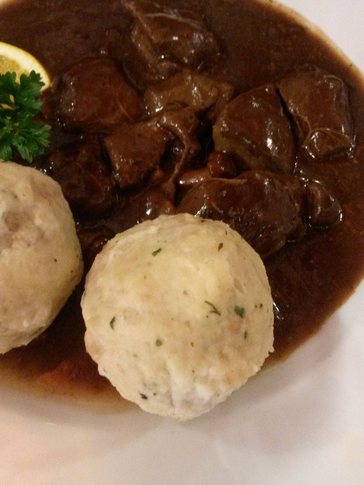 Thüringer Knödel mit Rehgulasch Rezept - ichkoche.de Thüringer Knödel mit Rehgulasch Rezept - ichkoche.de