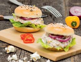 Buchweizen-Burger mit Karotten und Walnüssen Buchweizen-Burger mit Karotten und Walnüssen