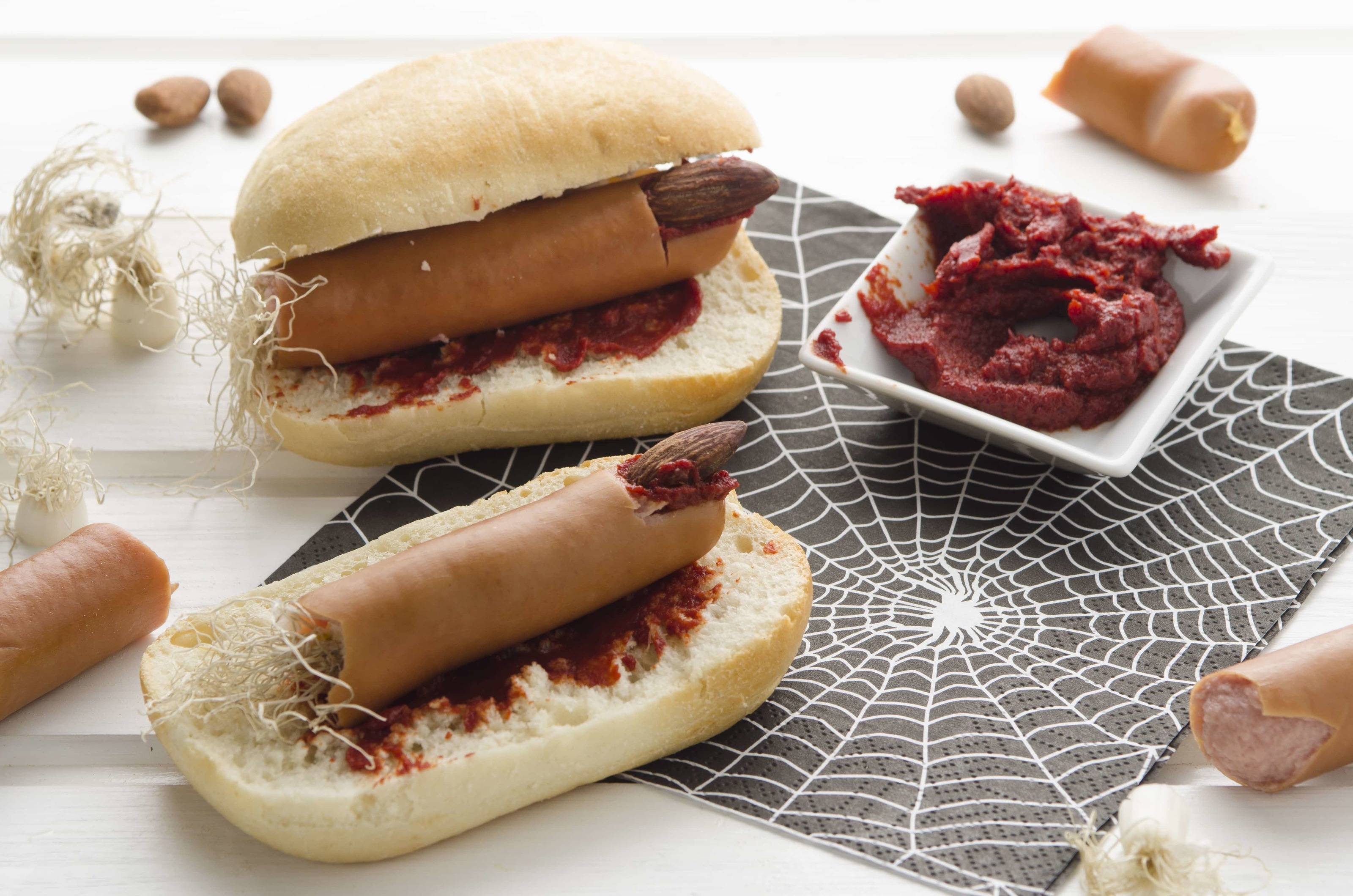 Abgerissene Finger mit blutigem Brötchen Rezept