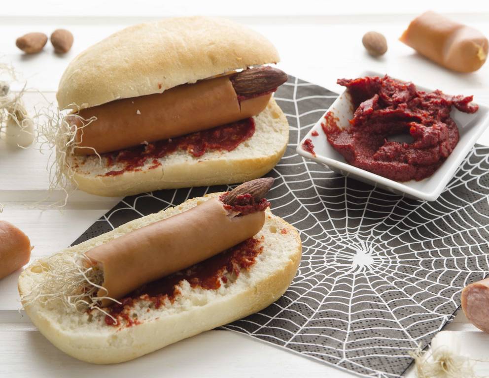 Abgerissene Finger im blutigen Brötchen Abgerissene Finger im blutigen Brötchen