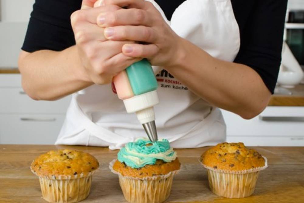 Cupcakes dekorieren mit zweifärbigem Topping Cupcakes dekorieren mit zweifärbigem Topping