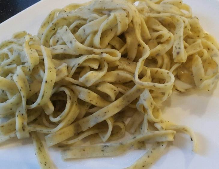 Papardelle selbst gemacht mit Winterkräutern Papardelle selbst gemacht mit Winterkräutern