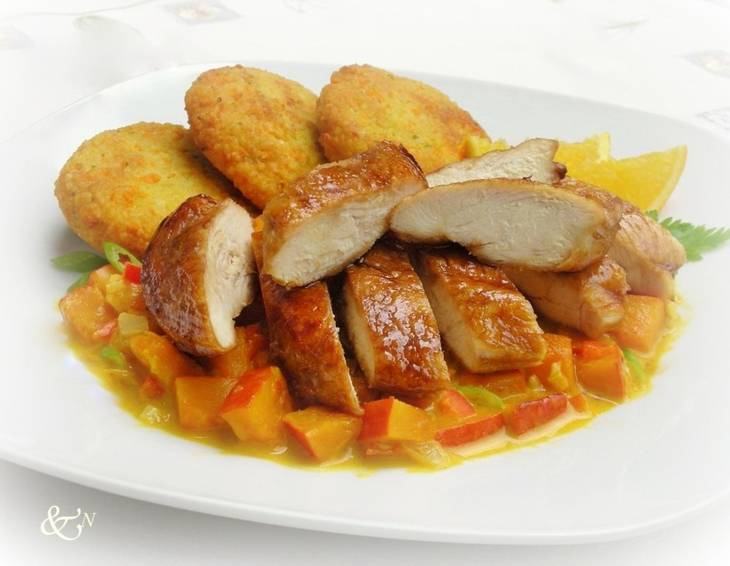 Gebratenes Hühnerfilet an Kürbisgemüse Gebratenes Hühnerfilet an Kürbisgemüse