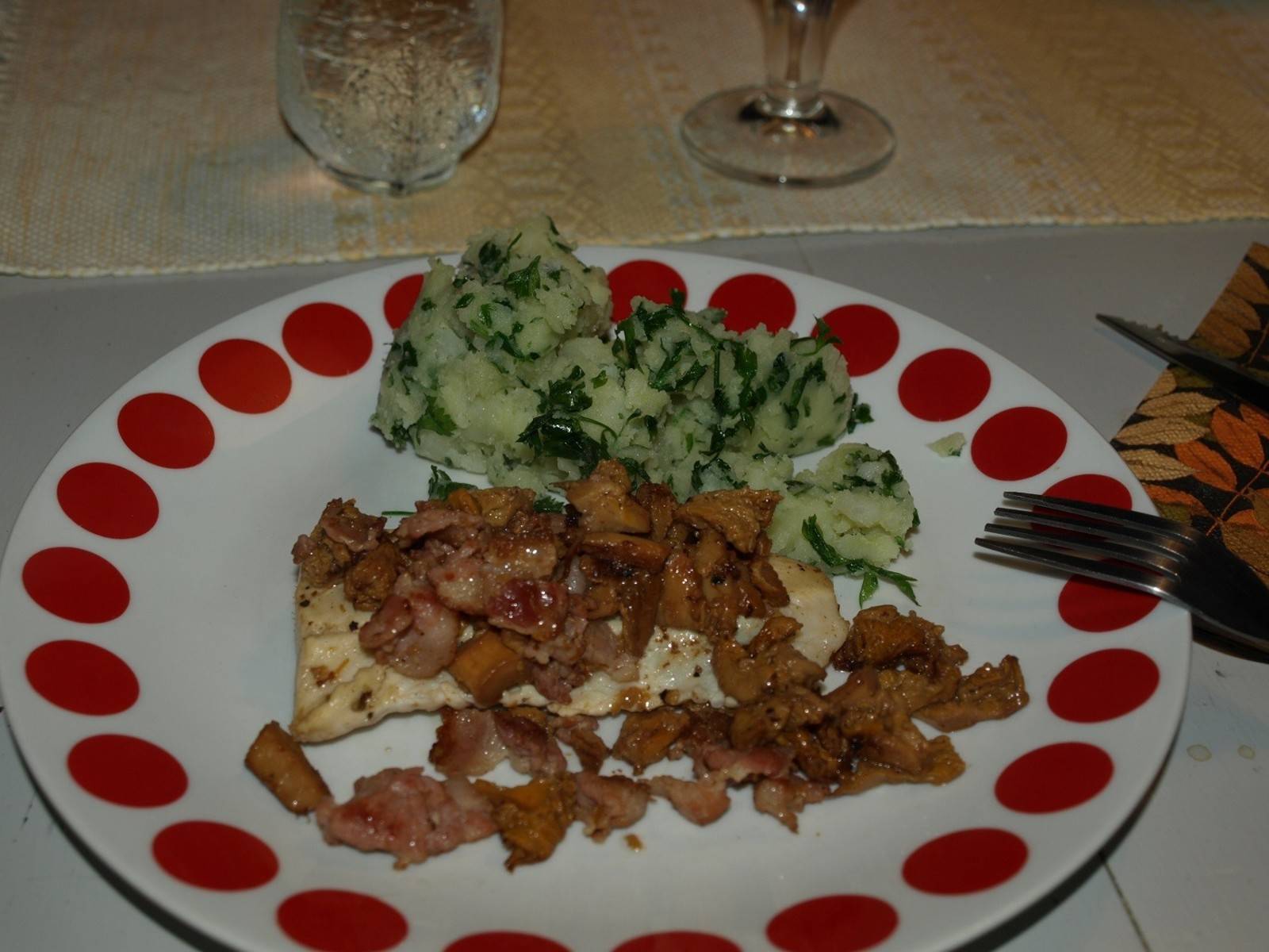 Hecht mit Eierschwammerl und Speck Rezept - ichkoche.de