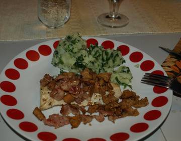 Hecht mit Eierschwammerl und Speck