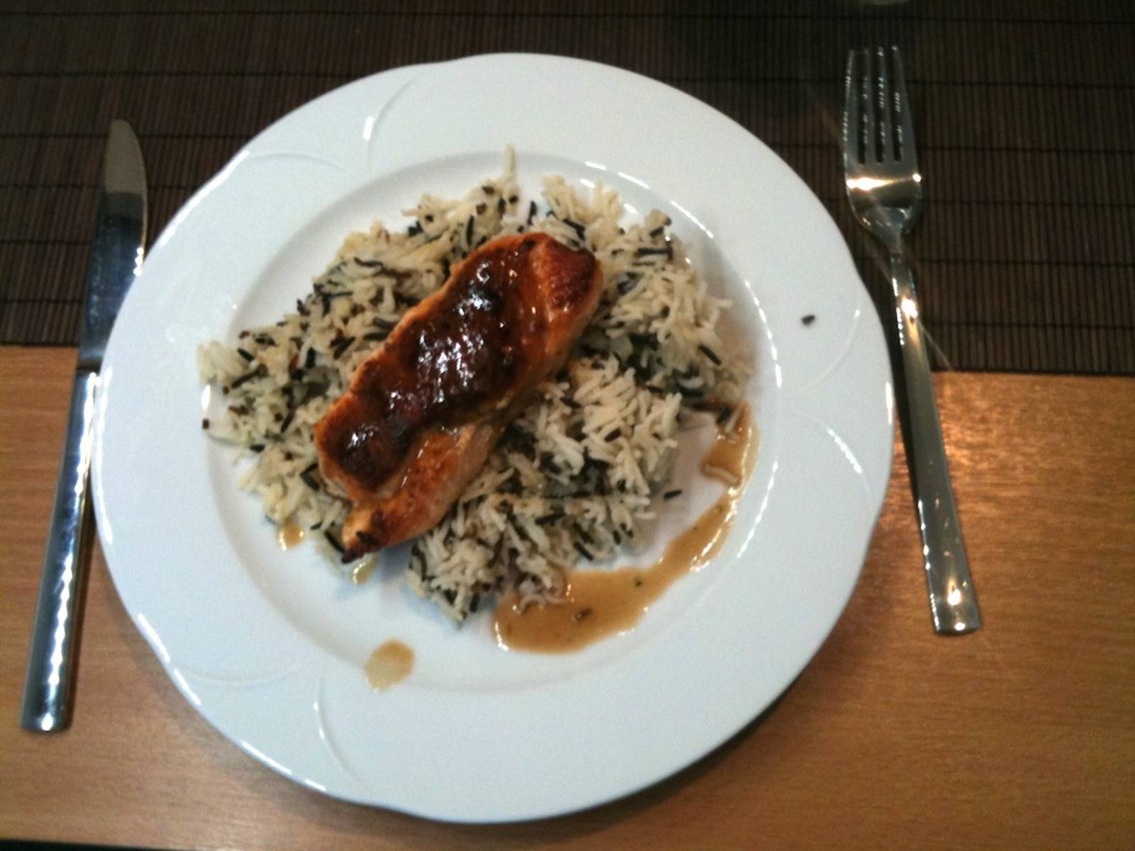 Glasiertes Lachsfilet mit Wildreis Rezept - ichkoche.at Glasiertes Lachsfilet mit Wildreis Rezept - ichkoche.at