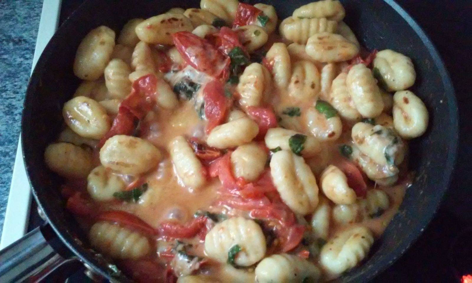 Gnocchi mit Mangold, Tomaten und Mozzarella