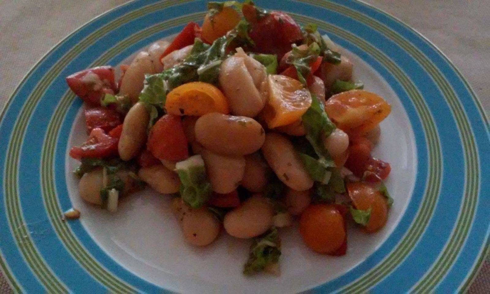 Bohnensalat mit Mangold und Tomaten