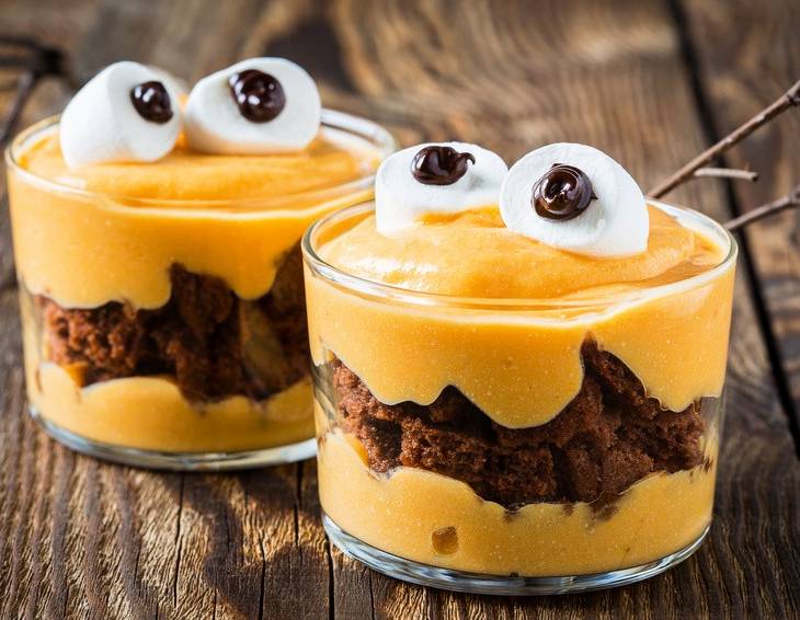 Halloween Monster-Schichtdessert Halloween Monster-Schichtdessert