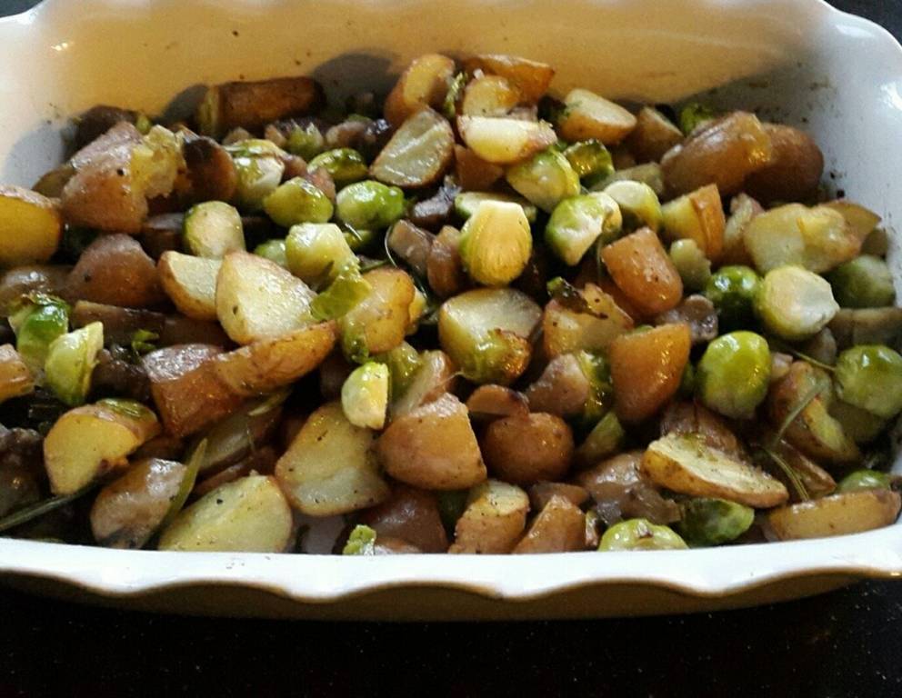 Ofenschale mit Kohlsprossen, Kastanien und Kartoffeln Ofenschale mit Kohlsprossen, Kastanien und Kartoffeln