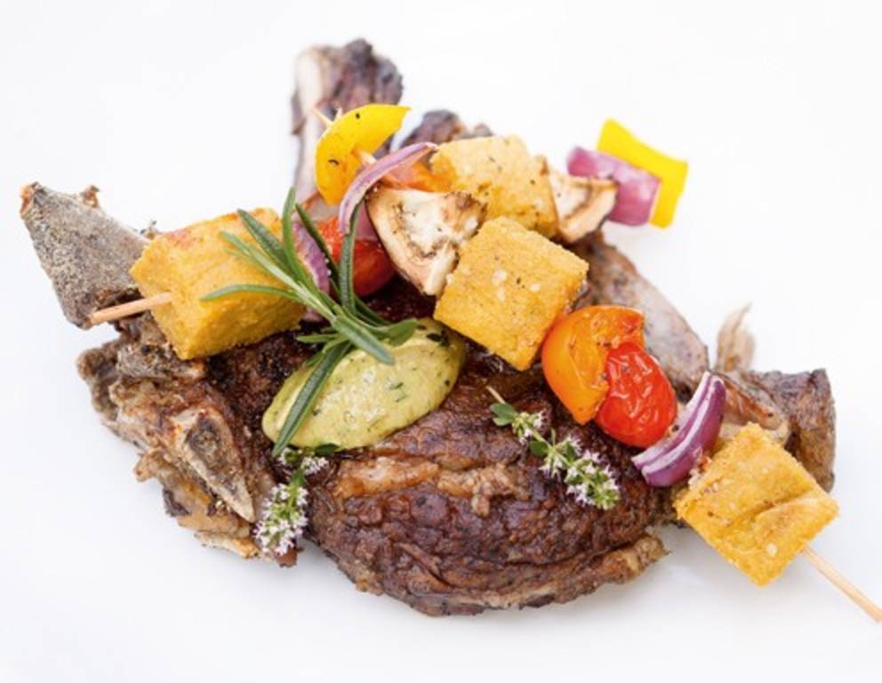 Rib Eye Steak mit Gemüsepolentaspieß Rezept
