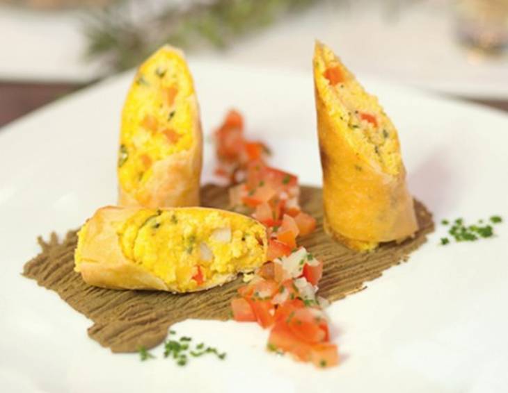 Knusprige Polentaröllchen auf Käferbohnen-Hummus Knusprige Polentaröllchen auf Käferbohnen-Hummus