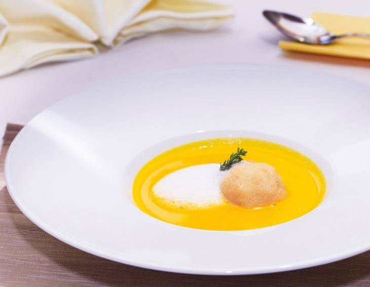 Karotten-Apfel-Balsam-Suppe mit Polenta-Topfenknödel Karotten-Apfel-Balsam-Suppe mit Polenta-Topfenknödel