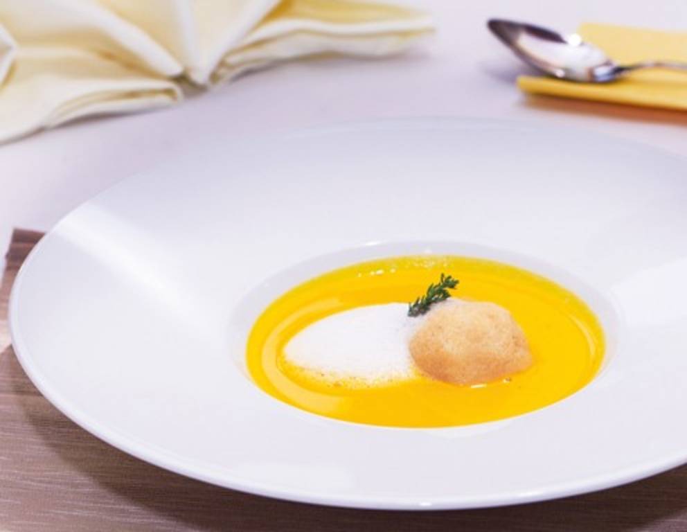Karotten-Apfel-Balsam-Suppe mit Polenta-Topfenknödel Karotten-Apfel-Balsam-Suppe mit Polenta-Topfenknödel