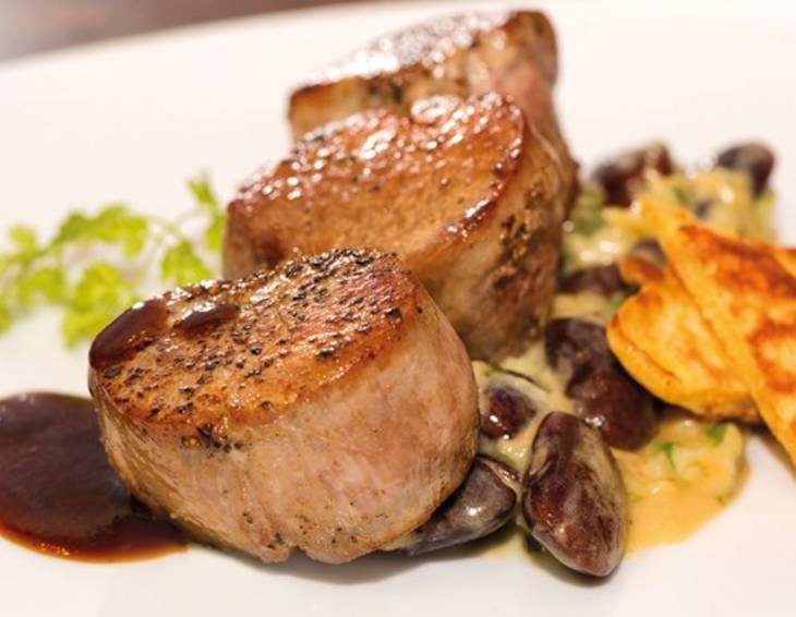 Schweinefilet auf Rahmkäferbohnen mit Polenta-Blinis Schweinefilet auf Rahmkäferbohnen mit Polenta-Blinis