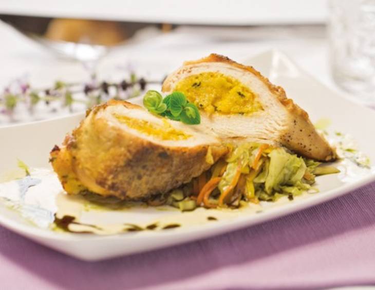 Hühnerbrust mit Polentafülle auf Kürbiskernöl-Wurzelgemüse Hühnerbrust mit Polentafülle auf Kürbiskernöl-Wurzelgemüse