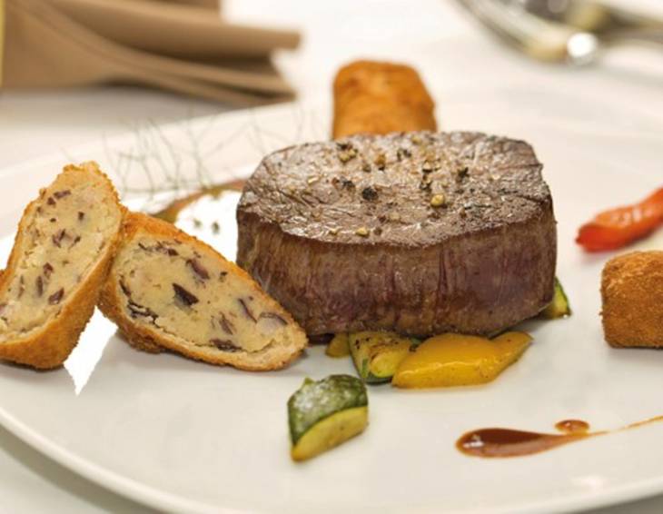 Straußensteak auf Grillgemüse mit Käferbohnen-Kroketten Straußensteak auf Grillgemüse mit Käferbohnen-Kroketten