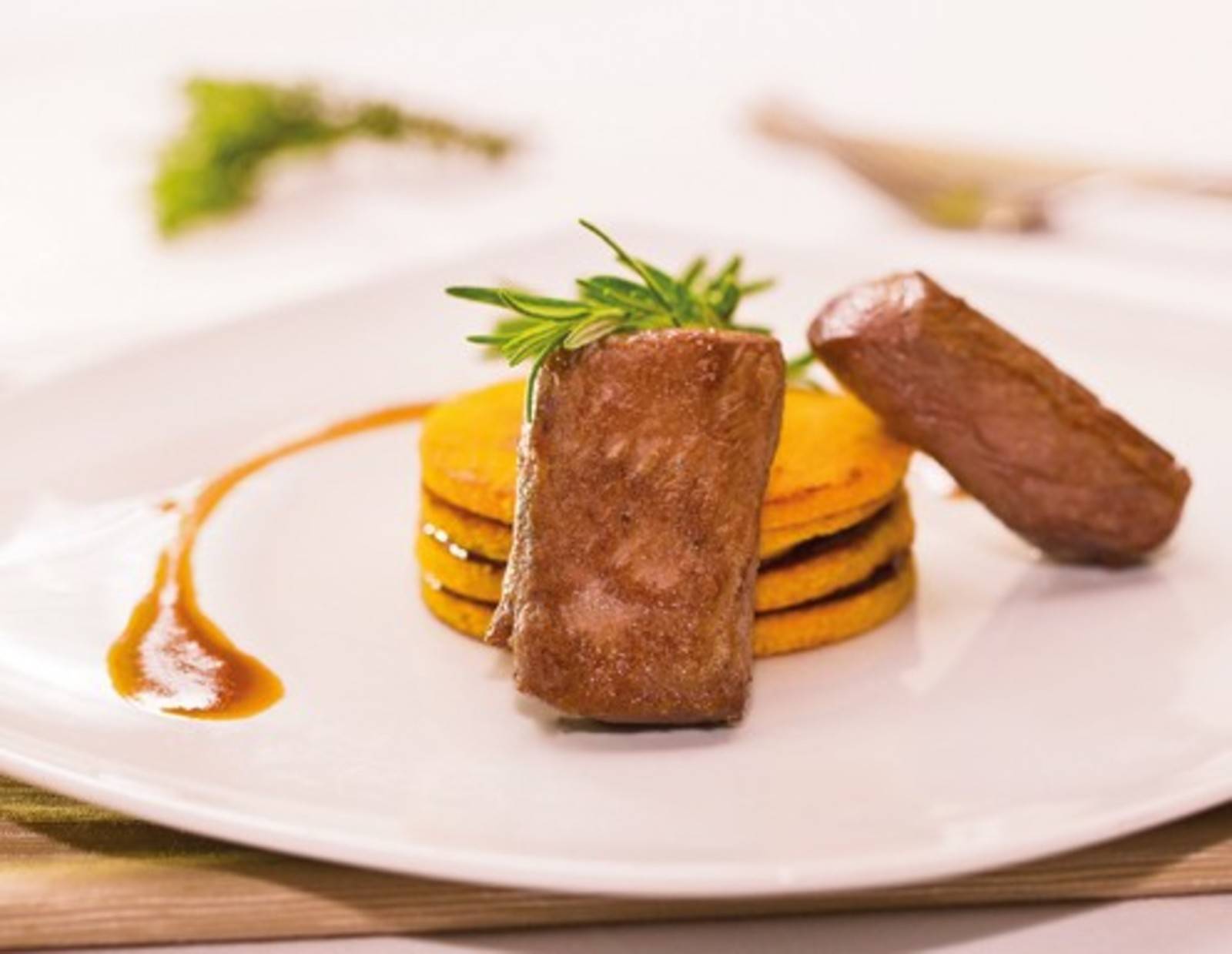 Rehrücken auf Polenta-Birnen-Millefeuille Rezept - ichkoche.de