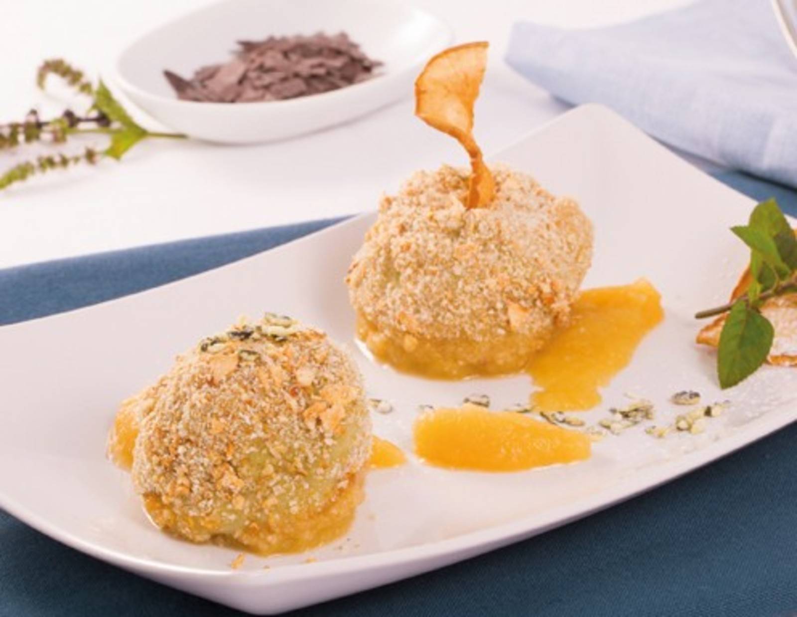 Kürbiskernöl-Nougat-Knödel auf Apfelmus Rezept