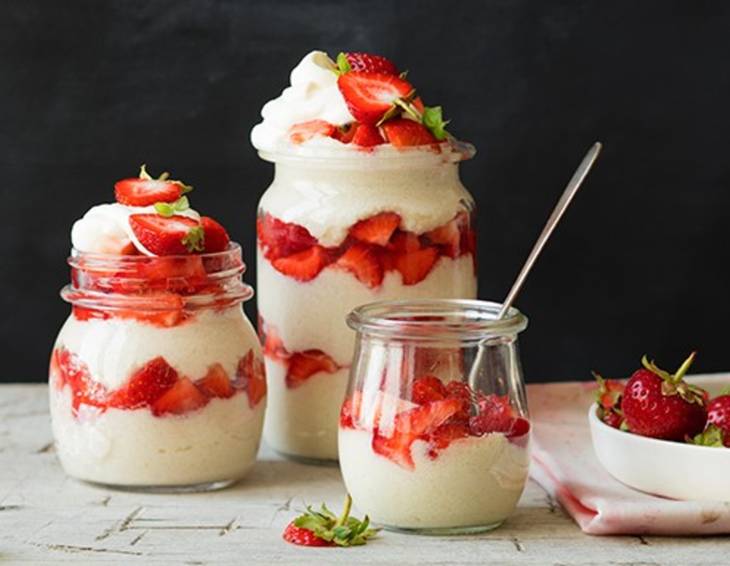 Grieß-Schichtdessert mit Erdbeeren