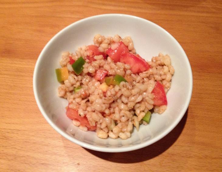 Pikanter Salat aus Gerstenkörnern Pikanter Salat aus Gerstenkörnern
